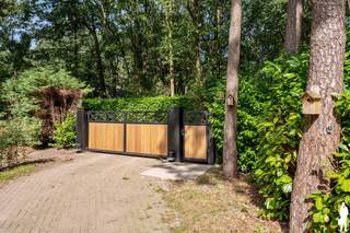 <p><strong>Volledig gerenoveerde gelijkvloerse woning met 2 slaapkamers en zonnige tuin in een rustige, bosrijke omgeving te Essen Wildert</strong></p>
<p>Verscholen in een <strong>groene en bosrijke omgeving</strong> bevindt zich deze volledig gerenoveerde woning waar rust, privacy en hedendaags wooncomfort mooi samenkomen. De woning is volledig gelijkvloers ingericht en onderscheidt zich door haar <strong>stijlvolle afwerking, royale leefruimte, prachtige open keuken, 2 slaapkamers en luxueuze badkamer</strong>. Buiten zorgen de <strong>zuidgerichte tuin, het ruime overdekte terras en het volledig omheinde perceel</strong> voor een bijzonder aangename woonomgeving.</p>
<p><strong>Gelijkvloerse verdieping<br /></strong>- Verzorgde inkomhal met <strong>vestiaire en afzonderlijk gastentoilet met handenwasser<br /></strong>- Glazen inkomdeur met zijlicht zorgt voor een aangename natuurlijke lichtinval<br />- Kwalitatieve houten binnendeuren doorheen de woning<br />- Royale en lichtrijke <strong>leefruimte met visgraatparket</strong>, grote raampartijen en zicht op het omliggende groen<br />- Open indeling met comfortabele zithoek, eetruimte en keuken<br />- Stijlvolle <strong>open keuken met royaal centraal eiland</strong>, veel kastruimte en uitgebreid geïntegreerd toestellenpakket<br />- Rechtstreekse verbinding vanuit de leefruimte naar het <strong>overdekte terras en de tuin<br /></strong>- <strong>2 volwaardige slaapkamers</strong>, waarvan de ruime hoofdslaapkamer geniet van veel natuurlijke lichtinval<br />- Luxueus afgewerkte badkamer met <strong>ruime inloopdouche en lavabomeubel</strong><br />- Voormalige garage ingericht als <strong>ruime hobbyruimte/berging</strong>, met tal van gebruiksmogelijkheden<br />- Woning is deels onderkelderd en beschikt bijkomend over een kruipruimte<br />- Praktische <strong>bergzolder</strong> bereikbaar via een luik</p>
<p><strong>Tuin en buitenruimte<br /></strong>-<strong> Zonnige, zuidgerichte tuin</strong> omgeven door volwassen bomen en groen<br />- Bosrijke setting met een hoge mate van <strong>rust en privacy<br /></strong>- Ruim terras aansluitend op de leefruimte<br />- <strong>Overkapping met glazen dak</strong>, waardoor ook bij minder goed weer van de tuin kan worden genoten<br />- Volledig omheind perceel met <strong>automatische toegangspoort en afzonderlijk zijpoortje<br /></strong>- Parkeergelegenheid voor <strong>minstens 3 wagens</strong> op eigen terrein<br />- Tuinhuis en bijkomende praktische buitenruimte<br />- Buitenverlichting en buitenkraan aanwezig</p>
<p><strong>Bijzonderheden<br /></strong><strong>- Volledig gerenoveerde en instapklare woning<br /></strong>- Volledig <strong>gelijkvloers woonprogramma<br /></strong>- <strong>2 slaapkamers<br /></strong>- Hoogwaardige en sfeervolle interieurafwerking<br />- Royale leefruimte met <strong>visgraatparket<br /></strong>- Stijlvolle open keuken met groot eiland<br />- Luxueuze badkamer met ruime inloopdouche<br />- PVC ramen met dubbele beglazing<br />- Dak, muren en kruipruimte geïsoleerd tijdens de renovatie<br />- Videofoon en rookmelders aanwezig<br />- Ruime hobby-/bergruimte<br />- Bergzolder en gedeeltelijke kelder<br />- <strong>Zuidgerichte tuin en ruim overdekt terras<br /></strong>- Volledig omheind perceel met automatische poort<br />- Mogelijkheid tot <strong>permanente bewoning mits functiewijziging </strong></p>
<p><strong>Ligging</strong></p>
<p>Gelegen in de Violetlaan in Essen Wildert, in een <strong>bijzonder groene en bosrijke omgeving</strong> waar rust en privacy centraal staan. De volwassen bomen en het omliggende groen creëren een aangename, natuurlijke woonsetting, terwijl het centrum van Essen en de dagelijkse voorzieningen vlot bereikbaar blijven.</p>
<p><strong>Een instapklare woning voor wie gelijkvloers wooncomfort, een hoogwaardige renovatie en een rustige, groene woonomgeving wil combineren.</strong></p>
<p>Bewoonbare opp. 134 m² ref.: bruto vloeropp. EPC-certificaat.</p>