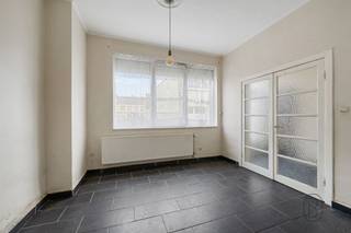 <p>Te koop: Woning in centrum Ronse met ruimte en potentieel<br /><br />In het centrum van Ronse, op wandelafstand van het station, winkels en scholen, bevindt zich deze ruime woning met tal van mogelijkheden.<br /><br />Wat maakt dit pand uniek?<br />Via de inkomhal met gastentoilet kom je in de lichtrijke leefruimte, waar plaats is voor een gezellige zithoek en eetruimte. Aansluitend bevindt zich de halfopen keuken, praktisch ingericht en in directe verbinding met de leefruimte. De woning beschikt bovendien over een kelder. Op de eerste verdieping bevinden zich twee ruime slaapkamers en een douchekamer met toilet en lavabo.<br /><br />Via een vaste trap bereik je de zolderverdieping, die nog volledig kan worden ingericht naar wens, bijvoorbeeld als extra slaapkamers, bureau of hobbyruimte.<br /><br />Voor wie is dit ideaal?<br />Ideaal voor gezinnen of investeerders die op zoek zijn naar een woning met uitbreidingsmogelijkheden op een centrale ligging in Ronse.<br /><br />Te koop via Immo Beguin, uw vastgoedexpert sinds 2009, met kantoren in Ronse, Waregem, Kortrijk, Deinze, Doornik en Lessen.<br />Meer info of plan je bezoek: wim@immobeguin.be<br />Dit zoekertje omvat enkele AI-gegenereerde visualisaties.</p>