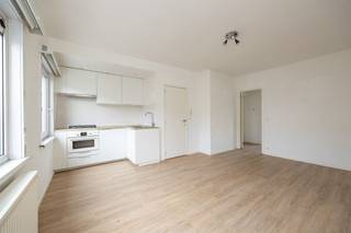 <p><span>Vivre dans un quartier calme et résidentiel avec le parc au coin de la rue ? Cet appartement fraîchement rénové avec une cuisine ouverte, des pièces lumineuses et des finitions modernes est situé au premier étage d'un petit immeuble proche de l'Eden Park rénové. </span></p><p><span> </span></p><p><span>Clair, aéré et prêt à être emménagé</span></p><p><span>Vous entrez dans l'appartement par le hall d'entrée commun. À l'intérieur, vous remarquez immédiatement la chaleur du parquet LVT, qui se poursuit de la salle de séjour jusqu'à la chambre à coucher. Le salon confortable avec cuisine ouverte est baigné de lumière grâce aux grandes fenêtres qui créent une atmosphère agréable et aérée. La cuisine est compacte mais complète : elle est équipée d'une plaque de cuisson au gaz à 4 feux, d'une hotte aspirante, d'un four combiné et d'un évier de 1,5 place —, idéal pour avoir tout à portée de main.</span></p><p><span>La chambre à coucher est située à l'arrière et communique avec une pièce de rangement pratique équipée d'une chaudière combinée actualisée et d'un espace pour les provisions ou le matériel de nettoyage. La salle de bains attenante est entièrement carrelée, fraîche et fonctionnelle. Elle est équipée d'une cabine de douche spacieuse, d'un lavabo, d'une armoire de toilette avec éclairage, de toilettes et de raccordements pour la machine à laver et le sèche-linge. Ici aussi, une fenêtre assure une ventilation et une luminosité naturelles.</span></p><p><span> </span></p><p><span>Vivre dans un environnement paisible et verdoyant</span></p><p><span>L'emplacement se distingue par sa tranquillité et son accessibilité. Vous vivez dans un quartier résidentiel calme de Wilrijk, à proximité des voies de communication et à quelques pas du Park van Eden rénové. Les commerces, les transports en commun et les artères se trouvent à proximité immédiate.</span></p><p><span> </span></p><p><span>Caractéristiques</span></p><p><span>Parquet LVT ; spots encastrés ; branchement machine à laver ; compteurs séparés pour l'eau, le gaz et l'électricité ; sols et murs isolés ; local à poubelles ; bon EPC ; proche des parcs ; quartier calme Wilrijk</span></p><p><span> </span></p>