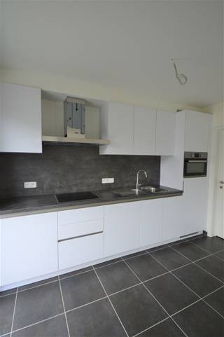 <p><span>Nieuwbouw gelijkvloers appartement met tuin en garage</span></p><p><span> </span></p><p><span>Residentie De Lijnder. Mooi recent appartement voorzien van alle comfort , vlakbij het centrum. </span></p><p><span> </span></p><p><span>Prachtig project dat u de unieke combinatie biedt van hoogstaand wooncomfort & tijdloze architectuur. </span></p><p><span>Indeling: Inkomhal met vestiaire, living met open keuken en aansluitende berging, badkamer met inloopdouche en badkamermeubel, apart toilet, 2 slaapkamers die uitgeven op tuin en terras, waar u een volledige dag zon hebt. </span></p><p><span>De appartementen zijn opgetrokken volgens de laatste voorschriften qua isolatiewaarden. </span></p><p><span>Gordijnen voorzien en volledig geschilderd.</span></p><p><span>Gemeenschappelijke kosten slechts € 50. </span></p><p><span>Garage in huurprijs inbegrepen. </span></p><p><span>Beschikbaar : </span><span>01/02/2026</span></p><p><span> </span></p><p><span>Voor meer inlichtingen of een bezoek ter plaatse cotacteer Immo Twins 052/55.55.55 of info@immotwins.be </span></p>