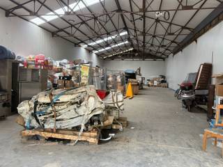 Centraal gelegen loods/stockageruimte op 2,3km van het op- en afrittencomplex E40 Aalst. Deze vernieuwde loods is bereikbaar via een afgesloten...