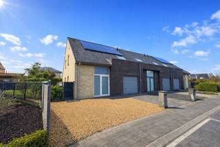 Op zoek naar een energiezuinige woning waar u meteen kunt intrekken? Deze verzorgde halfopen bebouwing uit 2012 is volledig instapklaar en gelegen in een rustige, aangename woonwijk – ideaal voor gezinnen of wie houdt van comfortabel wonen.<br /><br />De woning bevindt zich op een mooi perceel van 438 m² en combineert ruimte met functionaliteit. Binnenin geniet u van een volwaardige leefruimte met veel lichtinval en een moderne, volledig uitgeruste keuken. De hedendaagse badkamer beschikt zowel over een ligbad als een douche, wat zorgt voor extra comfort. Verder telt de woning drie ruime slaapkamers en een handige opbergzolder.<br /><br />Ook op vlak van energie scoort deze woning uitstekend met een EPC van slechts 63 kWh/m²/jaar. Dankzij dubbele PVC-beglazing, de nodige isolatie, een CV-ketel op aardgas en zonnepanelen bent u verzekerd van een efficiënte en duurzame woonst.<br /><br />Buiten vindt u een verzorgde tuin met tuinberging – perfect om te ontspannen of gezellig te genieten met familie en vrienden. De praktische oprit, inpandige garage en extra parkeermogelijkheden in de straat maken het plaatje compleet.<br />Troeven:<br />- Instapklaar en uitstekend onderhouden<br />- Energiezuinig met zonnepanelen<br />- Rustige en kindvriendelijke ligging<br />- 3 volwaardige slaapkamers<br />- Inpandige garage en ruime parkeermogelijkheden<br /><br /><br />Een ideale woning voor wie zonder zorgen wil verhuizen naar een comfortabele en duurzame thuis. Plan snel uw bezoek en laat u verrassen!<br />Meer info of een bezoek? Stuur gerust een e-mail naar hallo@wijsvastgoed.be, dan bellen wij u op voor een WIJS bezoek !