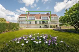 Appartement luxueusement rénové situé au calme à quelques pas de la plage et de la place Albert au Zoute. Séjour lumineux avec feu et accès à la terrasse ensoleillée. Cuisine entièrement équipée avec tous les appareils de Miele. Chambre de maître qui donne sur la deuxième terrasse ensoleillée. Salle de douche attenante (douche à l'italienne, double lavabo et toilette). A l'étage: 2ème chambre double avec sa salle de douche. 3ème chambre avec sa salle de bain (bain,  lavabo et toilette). Hall de nuit avec toilette séparé. Buanderie. Chaque chambre a des armoires encastrées. Cave privative et local à vélos. Finitions de haute qualité: Vola, microtopping, frigo à vin, ... Possibilité d'acheter 1 box de garage au -1 dans la résidence. La résidence a adopté un style frais et contemporain : balcons transparents, sentiers rénovés, jardin réaménagé, ...