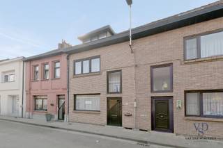 Bijzonder degelijke woning met op het gelijkvloers een aangename leefruimte, aansluitend op een eigentijdse, vernieuwde keuken. De functionele badkamer biedt eveneens plaats voor een wasmachine en droogkast.<br /><br />De eerste verdieping beschikt over twee ruime slaapkamers.<br />Op de tweede verdieping springt het multifunctionele karakter meteen in het oog: deze kamer kan ingericht worden als slaapkamer, bureau, hobbykamer, … Daarnaast is er nog een zolderkamer aanwezig.<br /><br />Een bijkomende troef is uiteraard het terras, samen met de praktische tuinberging en de onderhoudsvriendelijke tuin.<br /><br />Kortom: een uitstekend aanbod.