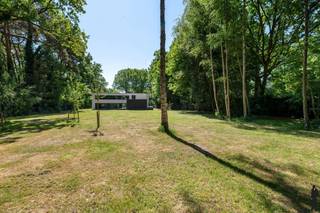 <p><strong>Moderne energiezuinige nieuwbouwvilla in het groen gelegen te Keerbergen.<br /><br />Beschrijving:</strong></p>
<p>Deze <strong>ruime nieuwbouwvilla (BJ 2023)</strong> net buiten het centrum van Keerbergen op een perceel van <strong>3194m²</strong>, biedt een vlotte verbinding richting Haacht en Brussel. Rustig en residentieel gelegen midden in het groen, heeft deze villa op toplocatie heel wat te bieden. <br />Ideaal voor wie van rust en privacy houdt!<br /><br /><strong>GELIJKVLOERS:</strong></p>
<ul>
<li>Inkom met open vide, vestiaire en gastentoilet</li>
<li>Ruime leefruimte met grote raampartijen die zicht bieden op de tuin</li>
<li>Hyper-geïnstalleerde open keuken met groot eiland, wijnkoeler, inductiekookplaat, ingebouwde koffiemachine, ovens, koelkast en vaatwasser</li>
<li>Aansluitend op de leefruimte een multifunctionele ruimte dat momenteel ingericht werd als bureau (ca. 25 m²) met zicht op de voortuin</li>
<li>Multifunctionele ruimte van ca. 55 m², momenteel ingericht als fitnessruimte met wellnessvoorzieningen. Ook perfect in te richten als slaapkamer met dressing en ensuite badkamer, of als bureauruimte</li>
<li>Inpandige garage met plaats voor twee wagens, voorzien van een automatische sectionaalpoort</li>
<li>Aparte wasplaats en een afzonderlijke technische ruimte, momenteel in gebruik als extra berging, maar desgewenst in te richten als panicroom</li>
</ul>
<p><strong>VERDIEPING:</strong></p>
<ul>
<li>Zwevende trap naar de nachthal, die is afgewerkt met een glazen balustrade.</li>
<li>2 ruime slaapkamers (22 m² en 19 m²) + Master bedroom (25m²) met ensuite luxe badkamer: inloop regendouche, dubbel jacuzzi-bad, toilet, bidet en dubbele wastafel</li>
<li>Prachtige dressingruimte aansluitend aan de master</li>
<li>Tweede badkamer waarbij alle aansluitingen (douche, wastafel en toilet) reeds voorzien zijn – enkel de toestellen zijn nog te plaatsen</li>
<li>Grote polyvalente ruimte van ca. <strong>41 m²</strong> zonder ramen – oorspronkelijk bedoeld als home cinema, maar ook inzetbaar als hobbyruimte of extra slaapkamers</li>
</ul>
<p><strong>TUIN:</strong></p>
<ul>
<li>Volledig omheind perceel met automatische toegangspoort</li>
<li>oprit met plaats voor meerdere wagens</li>
<li>Tuin, terras en oprit zijn nog aan te leggen naar eigen smaak</li>
</ul>
<p><strong>BIJZONDERHEDEN:</strong></p>
<ul>
<li>Vloerverwarming op het gelijkvloers via warmtepomp</li>
<li>Exclusieve villa op toplocatie</li>
<li>Uitgebreide domotica, alarminstallatie, surroundsysteem</li>
<li>Zonnepanelen en regenwaterrecuperatiesysteem</li>
<li><strong>Zeer gunstig E-Peil: BEN villa (Bijna Energie Neutraal) - EPC A</strong></li>
<li>BJ 2023</li>
<li>ruime SLK'ers en mogelijkheid om in te delen volgens eigen behoefte (cinemaruimte en fitnessruimte kunnen extra slaapkamers worden)</li>
<li>géén BTW van toepassing – verkoop onder registratie, exclusief notaris- en registratiekosten.</li>
<li>De grote raampartijen over de volledige hoogte zorgen voor maximale lichtinval en een directe connectie met de tuin</li>
</ul>
<p><strong>Afwerking:</strong><br />De woning is reeds grotendeels afgewerkt maar biedt nog ruimte voor eigen keuzes en personalisatie in afwerking en invulling van enkele ruimtes.</p>
<p>Voor een gedetailleerde indeling verwijzen wij u graag door naar de interactieve grondplannen op onze website.<br />Wenst u meer info en/of een bezoek ter plaatse om deze authentieke villa, met instant vakantiegevoel te bekijken, aarzel dan niet om ons te contacteren op het nummer 016/41 51 51 of mail naar keerbergen@deboerenpartners.be</p>