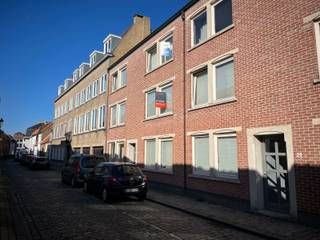 <p>Dit stijlvol twee-slaapkamerappartement biedt een slimme indeling en ligt centraal in het bruisende stadsleven. Bij binnenkomst via de hall heb je directe toegang tot alle vertrekken, wat zorgt voor een vlotte circulatie door het appartement. De lichtrijke living met grote ramen creëert een open en aangename sfeer. Hier bevindt zich ook de open keuken, uitgerust met inbouwapparatuur, ideaal voor wie houdt van een efficiënte, stedelijke kookervaring.</p>
<p>De twee slaapkamers bieden flexibiliteit in gebruik en kunnen zowel dienen als comfortabele slaapkamers, een thuiskantoor of hobbyruimte. De badkamer is ingericht en voorzien van een douche en wastafel. Het aparte toilet voegt extra praktisch gemak toe.</p>
<p>Een bijzonder troef is het privéterras, perfect om even te ontsnappen aan de dynamiek van de stad en in alle rust te genieten van buitenruimte. De aanwezigheid van een bergplaats zorgt bovendien voor handige extra opslagruimte.<br /><br />Voor de investeerder: momenteel is het appartement verhuurd.</p>
<p>Nieuwsgierig naar dit twee-slaapkamerappartement met ruim terras?</p>
<p><span>Contacteer Bonne Vastgoed 7 op 7 via 050/73.73.73 of info@bonnevastgoed.be</span></p>