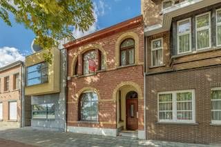 <p>Op zoek naar een burgerswoning met karakter, ruimte en mogelijkheden? Deze charmante kunstenaars woning combineert een authentieke uitstraling met royale leefruimtes en een aangename, volledig omsloten tuin.</p><p>Het gebouw van ongeveer 100 jaar spreekt al boekdelen door de karaktervolle en knappe gevel in deze schitterende laan vlakbij het centrum.</p><p>Op het gelijkvloers ontdekt u via het portaal een keurige traphal en verschillende ruime vertrekken met een bijzondere, artistieke uitstraling. De indeling biedt volop mogelijkheden voor het creëren van een gezellige woon- en eetruimte, aangevuld met een praktische keuken met eethoek met zicht op de tuin. Eveneens op het gelijkvloers bevindt zich de ruime badkamer, uitgerust met een dubbele wastafel en toilet. Daarnaast is er plaats voorzien voor wasmachine en droogkast en een apart toilet anex berging.</p><p>Op de verdieping bevinden zich 2 ruime slaapkamers. De royale zolder met vaste trap vormt een belangrijke extra troef: mits een extra wand kan deze worden ingericht als 2 bijkomende slaapkamers, waardoor de woning potentieel tot 4 slaapkamers biedt.</p><p>Buiten geniet u van een volledig omsloten tuin, een fijne plek om in alle privacy tot rust te komen en naar eigen smaak in te richten.</p><p>Ook praktisch scoort deze woning sterk. De ruime garage is rechtstreeks bereikbaar vanuit de achterliggende straat en beschikt over een elektrische garagepoort, waardoor u uw wagen eenvoudig kunt binnenrijden. Daarnaast is er voldoende ruimte voor fietsen en extra opslag. De tuin zelf is diep genoeg om kinderen te laten spelen en zelf een terras te genieten.</p><p>Infoplicht: EPC label C– Vg, Wg, Gmo, Gvkr, Gvv – P-score: A – G-score: A. Dit is geen aanbod. Alle informatie is onder voorbehoud van materiële vergissingen en/of wijzigingen. De vermelde oppervlaktes zijn louter indicatief.<span><span>OPEN HUIZEN DAG </span></span></p>