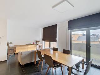 <p>Cet appartement une chambre à louer au centre de Louvain est idéal pour celles et ceux qui recherchent un logement confortable, lumineux et parfaitement situé. Les commerces, restaurants, transports en commun et toutes les commodités sont accessibles à pied.</p><p></p><p>Le hall d'entrée dispose d'un placard intégré pratique et mène vers un agréable séjour baigné de lumière naturelle grâce à de grandes baies vitrées. La cuisine ouverte s'intègre harmonieusement à l'espace de vie et crée un environnement convivial. Depuis le séjour, vous accédez directement à une grande terrasse où vous pourrez profiter d'un agréable espace extérieur.</p><p></p><p>La chambre est reliée à sa salle de bains privative, offrant un confort supplémentaire. L'appartement comprend également des toilettes séparées ainsi qu'un débarras pratique.</p><p></p><p>Un emplacement de parking privatif est inclus et les résidents disposent d'un local à vélos commun. Grâce au certificat de performance énergétique de classe A, vous bénéficiez d'un logement économe en énergie. Les consommations sont entièrement individuelles.</p><p></p><p>Le loyer mensuel est fixé à 1.195 euros. L'emplacement de parking est proposé à 100 euros par mois. La provision pour les charges communes est de 80 euros par mois. Vous avez également la possibilité de louer l'appartement meublé moyennant un supplément de 300 euros par mois.</p><p></p><p>Vous recherchez un appartement une chambre avec terrasse au centre de Louvain ? Contactez-nous pour obtenir plus d'informations ou organiser une visite via www.living-stone.be ! </p>