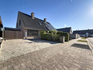 Instapklare woning in een kindvriendelijke buurt, bestaande uit een inkomhal met afzonderlijk toilet, berging, gezellige leefruimte met...