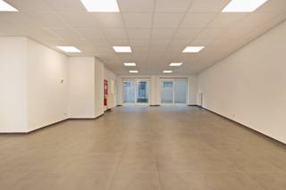 Are you looking for a commercial location with a professional look? This 85 m² single-storey office space with a wide façade is ideally located in the Lostraat in Aalter. The building is ready to move in and offers various options (possibly also a commercial destination, subject to change of destination).<br /><br />*Layout: Bright office space with its own kitchen and sanitary facilities (toilet).<br />*Finish: Durable tiled floor, high-quality carpentry with ventilation grilles and natural gas central heating.<br />*Utilities: Separate counters for water, gas and electricity (full self-consumption).<br />*Outdoor space: Access to a cozy communal courty/patio (38 m²), shared with the apartments above.<br />*Extra storage: Renting additional storage space in the rear shed is negotiable.<br /><br />*Availability/Entrance: Negotiable (available quickly).<br />*Condition: Fully ready to move in.<br />*Location: Excellent accessibility and visibility.<br />*Rental deposit: 3 months rent.<br />*Property tax: €100/month (flat rate).<br /><br />Interested?<br />Do not hesitate to contact us for more information or to schedule a visit to this commercial property in Aalter!