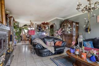 In een rustige doodlopende zijstraat van de verbindingsweg tussen Veurne & De Panne kunt u deze ruime alleenstaande villa met garage en zonnig...