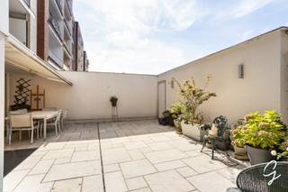 <p>Te koop te Aalst.<br />Op zoek naar een ruim en verzorgd appartement met een centrale ligging in Aalst? Dit aangename appartement beschikt over drie slaapkamers, twee garages, een ruime kelderberging en een bijzonder groot terras van maar liefst 68 m².<br />Bij het betreden van het appartement komt u in een mooie en ruime inkomhal die toegang biedt tot de verschillende leefruimtes. Etr. De ruime living geniet van een aangename lichtinval en sluit rechtstreeks aan op de geïnstalleerde keuken, waardoor beide ruimtes mooi met elkaar verbonden zijn.<br />Het appartement beschikt over drie volwaardige slaapkamers. Een bijzonder aangenaam gegeven is dat alle drie de slaapkamers rechtstreeks toegang bieden tot het ruime terras van 68 m². De grootste slaapkamer is voorzien van een extra toilet.Het terras is perfect zuidwestgericht, waardoor u hier volop kunt genieten van de namiddag- en avondzon. De automatische luifel zorgt bovendien voor de nodige beschutting op zonnige dagen.<br />De badkamer werd recent vernieuwd en is uitgerust met een moderne inloopdouche.<br />Ook aan het comfort werd de nodige aandacht besteed: de ramen van het appartement werden recent vernieuwd, zoals ook de inbraakveilige voordeur en de twee volautomatische garagepoorten.<br />Verder beschikt het appartement over maar liefst twee garages. Eén van de garages is rechtstreeks bereikbaar via het terras, wat bijzonder praktisch is voor het binnenbrengen van fietsen, boodschappen of andere spullen. Daarnaast is er in de kelder een ruime private berging aanwezig, ideaal voor extra opslagruimte.<br />Dankzij de centrale ligging in Aalst bevinden winkels, scholen, openbaar vervoer en diverse voorzieningen zich op korte afstand. Een appartement dat ruimte, comfort en een uitzonderlijke buitenruimte combineert en bovendien beschikt over twee garages en een ruime kelderberging.<br />Bent u op zoek naar een ruim appartement met drie slaapkamers, een groot zuidwestgericht terras, twee garages en extra bergruimte in een centrale ligging te Aalst? Dan is een bezoek zeker de moeite waard.<br />Contacteer collega Bernhard 0476 022 089 of bernhard@cornelis-goeman.be</p>