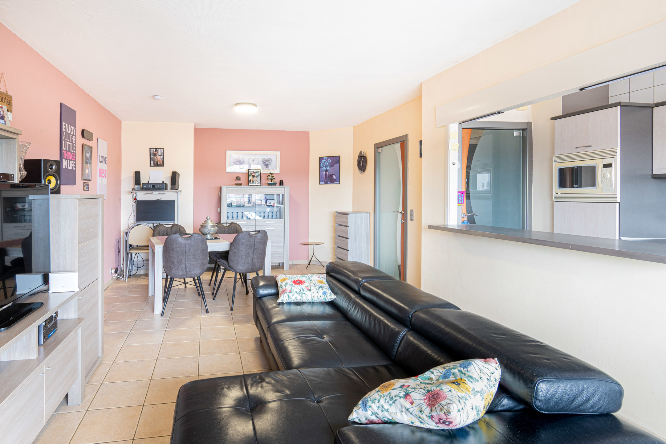 Instapklaar appartement met 2 slaapkamers, terras en parking - foto 1