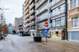 <p>Gelegen in het hart van De Panne, vindt u dit ruime handelspand van 80 m², perfect voor diverse commerciële doeleinden. Het pand is gesitueerd op de begane grond en heeft een uitstekende zichtbaarheid, wat zorgt voor een constante stroom van potentiële klanten. De locatie aan de Markt biedt niet alleen een levendige atmosfeer, maar ook een gemakkelijke toegang tot nabijgelegen voorzieningen en drukke straten.</p>
<p><br />Het pand werd als volgt ingedeeld: een hoofdruimte met twee burelen voor klantenontvangst, een afzonderlijk bureel achteraan, een apart toilet, een ruime berging en toegang tot een koer.<br /><br />Daarnaast is het kantoor voorzien van zonnewering, airconditioning en praktische ingemaakte kasten, wat zorgt voor extra comfort en gebruiksgemak.<br /><br />Onder het handelspand zit nog een niet-gebruikte kelder die terug in gebruik genomen kan worden. <br /><br />Een unieke kans om uw zaak te vestigen op een commerciële toplocatie in het centrum van De Panne!</p>