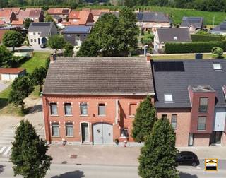 <p><span>Frituur met woonst in authentieke hoeve in het centrum van Borgloon</span></p><p><span><br />Deze hoeve, momenteel ingedeeld als enerzijds een handelspand, met name een volledig</span></p><p><span>ingerichte frituur met verbruikszaal en gastentoilet en uitgebreide keuken met meer dan </span></p><p><span>voldoende opslagruimte en anderzijds een woongedeelte met aparte toegang en 2 </span></p><p><span>slaapkamers.</span></p><p><span> </span></p><p><span>Op vlak van indeling onderscheiden we het volgende:</span></p><p><span>Hoofdgebouw aan de linkerzijde met voordeur:</span></p><p><span>Gelijkvloers: </span></p><p><span>inkomhal, woonkamer, keuken met eetgedeelte, toilet, berging</span></p><p><span>Eerste verdieping: </span></p><p><span>nachthal, slaapkamer 1, slaapkamer 2, badkamer</span></p><p><span> </span></p><p><span>De woning beschikt daarnaast over een vaste trap naar de zolder, die aangewend kan worden </span></p><p><span>om extra slaapkamers te creëren. Ook treffen we hier de technische ruimte. Daarnaast beschikt </span></p><p><span>de woning ook over een ruime, gewelfde kelder. De ruimte boven de poort heeft momenteel </span></p><p><span>geen functie en zou kunnen worden betrokken bij de woning.</span></p><p><span> </span></p><p><span>De achterliggende binnenkoer geeft nog toegang tot diverse stallingen, die dienst doen als opslag</span></p><p><span>of als garage gebruikt kunnen worden. Foto's van het woongedeelte kunnen na afspraak op kantoor</span></p><p><span>worden ingekeken.</span></p><p><span> </span></p><p><span>Totale oppervlakte van het woongedeelte: 269 m²</span></p><p><span> </span></p><p><span>Rechts van de poort, langs straatzijde bekeken, treffen we de huidige frituur aan, bereikbaar via de </span></p><p><span>grote poort. Op vlak van indeling onderscheiden we het volgende:</span></p><p><span>oprit aangewend als terras, verbruikszaal met vershoudtoog en gastentoilet, keuken ingericht met</span></p><p><span>de nodige toestellen, achterliggende opslagruimte met diepvriezers, deze ruimte geeft ook terug </span></p><p><span>toegang tot de binnenkoer.</span></p><p><span> </span></p><p><span>Totale oppervlakte van de handelsruimte met terras: 133 m²</span></p><p><span> </span></p><p><span>Kortom, een gunstig gelegen handelsruimte met aparte woonst in charmante hoeve. Volledig </span></p><p><span>instapklaar en klaar om te starten. Droomt U al langer van een eigen zaak? Dan is dit uw kans.</span></p><p><span> </span></p><p><span>Voor meer informatie of een bezichtiging ter plaatse kan U ons contacteren via </span></p><p><span>012 26 22 05.</span></p>