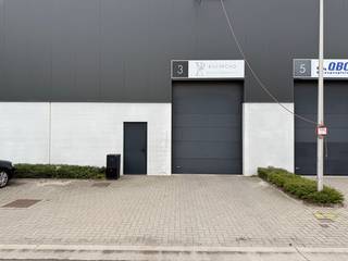 Deze bedrijfsruimte omvat een magazijnruimte van 256 m² waarvan 45 m² mezzanine. Het magazijn is uitgerust met een polybetonvloer, lichtstraat...