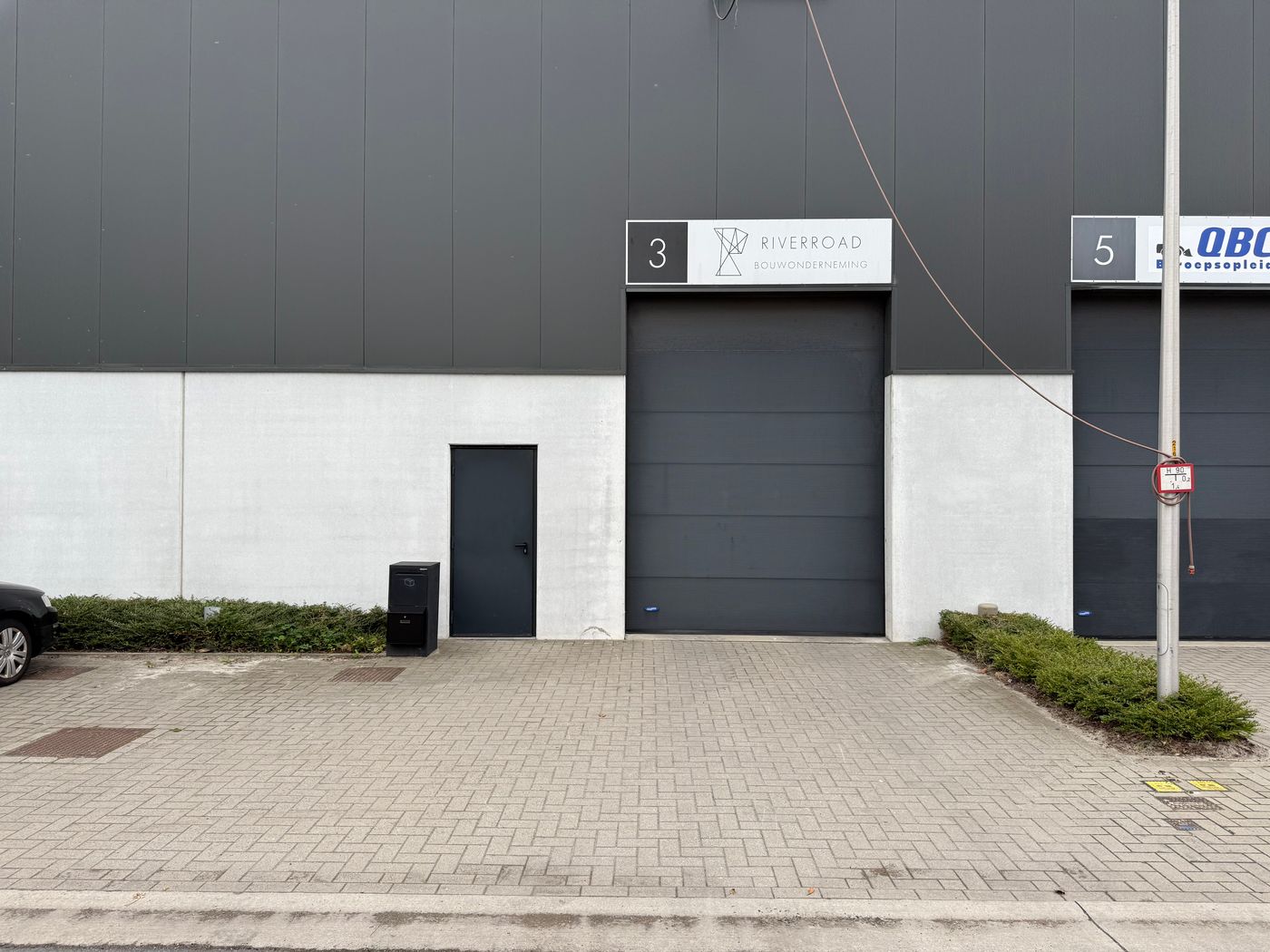 Bedrijfsruimte met magazijn, kantoor en appartement te Zelzate - foto 1