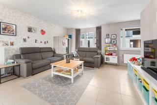 Deze recente nieuwbouw bel-etage woning biedt verschillende comfortabele en functionele ruimtes. Bij binnenkomst in de woning vindt men de inkomhal. Aan de linkerkant van de inkomhal bevindt zich een wasplaats/berging, ideaal voor huishoudelijke apparaten en extra opslagruimte. Daarnaast is er ook een garage waar een auto veilig kan worden geparkeerd. Voor een extra parkeerplaats is er een standplaats naast de woning.<br /><br />Op het eerste verdiep bevindt zich ook een afzonderlijk toilet, wat extra privacy biedt. De living en de keuken zijn de centrale ruimtes in de woning en bieden ruimte om te ontspannen en gasten te ontvangen, terwijl de berging extra opslagruimte biedt. Het zonnige terras is een buitenruimte waar men kan genieten van de zon en de rust.<br /><br />Op de bovenste verdieping vindt men een nachthal die leidt naar de badkamer en twee slaapkamers. Er is mogelijkheid om een derde slaapkamer te creëren. Daarnaast biedt de woning nog een zolder als extra opslagruimte. Kortom, deze nieuwbouw bel-etage woning biedt alle benodigde en gewenste ruimtes voor comfortabel wonen en leven.