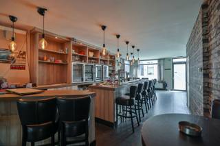 <p><span>Vous êtes à la recherche d'une propriété commerciale intéressante pour développer votre propre entreprise ? Vous êtes à la recherche d'un espace commercial dans le centre de Lint ?</span></p><p><span> </span></p><p><span>Dans le centre de Lint, nous vous proposons ce spacieux local commercial (300m²) situé sur un terrain de 405m². Actuellement, l'immeuble est aménagé en café.</span></p><p><span>Le bâtiment lui-même date de 1950 et a été en grande partie rénové en 2012.</span></p><p><span>A proximité, vous trouverez des magasins, des écoles, des transports publics et le centre de Lint.</span></p><p><span> </span></p><p><span>Le bâtiment lui-même est équipé de double vitrage et de menuiseries en aluminium. L'électricité a déjà été renouvelée et répond aux normes AREI.</span></p><p><span>Le chauffage central fonctionne au gaz. Les toits, et en particulier le toit du petit bâtiment situé à l'arrière et attenant, ont encore besoin d'être isolés.</span></p><p><span> </span></p><p><span>Disposition :</span></p><p><span> </span></p><p><span>L'entrée du bâtiment se trouve du côté de la rue. Nous entrons dans le café meublé et trouvons une salle de fléchettes sur notre droite.</span></p><p><span>Au centre du café se trouve un bar professionnel équipé de tous les conforts.</span></p><p><span>Nous continuons à marcher et nous trouvons ici un espace ouvert qui peut avoir de nombreuses fonctions. À droite, des toilettes pour hommes et pour femmes sont prévues.</span></p><p><span>Derrière le bâtiment se trouve un petit parking pour quelques voitures.</span></p><p><span>En 2012, une cuisine a également été installée dans la partie gauche du bâtiment.</span></p><p><span>A l'arrière, il y a également une petite dépendance qui peut être utilisée selon vos besoins.</span></p><p><span> </span></p><p><span>Au premier étage, il y a une salle de bain équipée et 3 chambres.</span></p><p><span> </span></p><p><span>Il y a également une cave où vous pouvez stocker du matériel.</span></p><p><span> </span></p><p><span>Je vous présente les atouts de ce bien polyvalent :</span></p><p><span> </span></p><p><span>Situé au centre de Lint, à deux pas des commerces, des transports en commun, des voies de communication</span></p><p><span>-Polyvalent pouvant être utilisé pour de nombreuses activités commerciales</span></p><p><span>-Très largement rénové en 2012 : chauffage central au gaz, double vitrage avec menuiseries ALU</span></p><p><span>-Electricité conforme à la réglementation AREI.</span></p><p><span> </span></p><p><span>EPC avec label E</span></p><p><span>P-score D, G-score D</span></p><p><span>Urbanisme sur demande</span></p><p><span> </span></p><p><span>Pour une visite sur place, appelez l'une de nos agences au 03/449.42.41 ou envoyez un e-mail à hallo@habicom.be</span></p><p><span>Vous souhaitez connaître la valeur de votre bien ? N'hésitez pas à contacter notre expert habicom de votre région.</span></p>