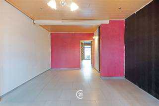 wij stellen u deze op te frissen 3gevel bel-etagewoning met zuid gerichte tuin en zwembad (momenteel ingericht als zorgwoning) voor in Kester. Gelijkvloers: salon (26m2), ingerichte keuken, badkamer en leefveranda (17m2) met terras en tuin met zwembad. Directe toegang naar verdiep gaat zowel via de trap van het gelijkvloers als via de garage. Verdiep: Salon/ eetplaats (31m2), ingerichte keuken, 1 slaapkamer. Zolderverdiep: 2 slaapkamers, badkamer 2 en dressing. Ruime parking voor de woning en garage 1 wagen. Deels onderkeldert. CV aardgas, EPC C 217, Asbestveilig. Te bezoeken