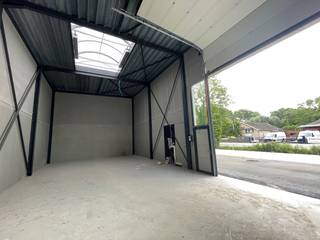 Nieuwbouw KMO-unit met een oppervlakte van 120 m² in combinatie met 3 privatieve parkeerplaatsen te huur.De magazijnruimte heeft een vrije hoogte van...