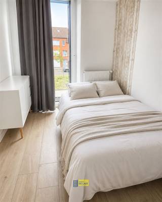 <p><span>Deze aangename duplex aan de Maantjessteenweg 129 in Merksem biedt een praktische indeling en een comfortabele woonomgeving.</span></p><p><span>De woning beschikt over een lichtrijke leefruimte, een ingerichte keuken, meerdere functionele ruimtes verdeeld over twee verdiepingen en een terras waar u aangenaam van de buitenlucht kunt genieten.</span></p><p><span>Dankzij de duplexindeling ontstaat er een duidelijke scheiding tussen de leef- en slaapruimtes, wat zorgt voor extra privacy en wooncomfort.</span></p><p><span>De ligging in Merksem biedt een vlotte verbinding met winkels, openbaar vervoer en belangrijke invalswegen richting Antwerpen.</span></p><p><span>Een interessante woonst voor wie op zoek is naar ruimte en comfort op een goed bereikbare locatie.</span></p><p><span> </span></p><p><span>EPC A</span></p>