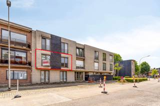 Dit ruime appartement van 140 m² bevindt zich aan de Lage Kaart in Brasschaat. De eigendom omvat twee slaapkamers, een badkamer, een terras, een...