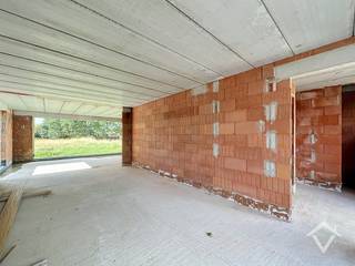 In de omgeving van de Mokkerkapel worden drie moderne BEN-woningen gerealiseerd op een aantrekkelijke locatie, op wandelafstand van scholen, winkels en openbaar vervoer. Bij de ontwikkeling staat optimaal wooncomfort, energiezuinigheid en een kwalitatieve uitvoering centraal.<br /><br />Indeling van de woning:<br />Via de inkomhal met gastentoilet komt u binnen in de lichtrijke leefruimte met open keuken in L-vorm. Dankzij de grote raampartijen geniet de woonkamer van veel natuurlijk licht en een mooi uitzicht op de tuin. Aansluitend aan de keuken bevindt zich een ruime en praktische berging (15,49m²).<br /><br />Op de eerste verdieping bevinden zich de nachthal, drie volwaardige slaapkamers en een geïnstalleerde badkamer. Via een vaste trap bereikt u de ruime zolderverdieping, waar de mogelijkheid bestaat om twee bijkomende kamers te realiseren.<br /><br />Lot 3 beschikt bovendien over een carport en een regenwaterput van 7.500 liter. De woning wordt uitgerust met zonnepanelen, een ventilatiesysteem type D en een energiezuinige lucht-waterwarmtepomp.<br /><br />De woning kan wind- en waterdicht worden aangekocht. Ideaal voor wie de verdere afwerking volledig naar eigen smaak en budget wenst te bepalen.<br /><br />Een energiezuinige nieuwbouwwoning met ruimte, comfort én uitbreidingsmogelijkheden op een uitstekende locatie.<br /><br />Wenst u meer informatie of een bezoek ter plaatse? Contacteer ons gerust voor een vrijblijvende afspraak.