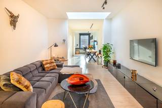 Deze prachtige gerenoveerde woning is gelegen in een fantastische buurt in Mechelen, vlakbij het centrum, op- en afritten van de autostrade en het centraal station. De woning is instapklaar en beschikt over een ruime open leefruimte met prachtige- en volledig uitgeruste keuken. Aansluitend een ruim terras met tuin en tuinhuis. De badkamer bevindt zich op de eerste verdieping, waar ook een ruime eerste slaapkamer aanwezig is. De zolderverdieping is volledig afgewerkt met vaste trap. Hier is momenteel één grote kamer ondergebracht, maar hier is een mogelijkheid voorzien om vlot twee slaapkamers te maken zonder veel extra werk. Het huis is gerenoveerd met degelijke materialen, zo zijn een natuurstenen werkblad in de keuken, een blokdeur in de inkomhal slechts enkele extra troeven die deze woning onderscheiden van de rest. Plan je bezoek in via onze website en kom dit pareltje ontdekken!