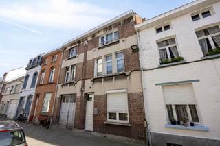 Ontdek deze instapklare woning in Mechelen met een praktische indeling en aangename lichtinval. De woning beschikt over een ruime en gezellige woonruimte met aansluitende eetkamer, ideaal voor het ontvangen van familie en vrienden.
De keuken sluit mooi aan op de leefruimte en biedt alle comfort voor dagelijks gebruik. Verder is er een badkamer met douche en toilet, evenals een aparte bergruimte voor extra opslag.
De zeer ruime hoofdslaapkamer vormt een echte troef en bestaat uit een slaapgedeelte, een dressing en een eigen douchekamer. Vanuit deze kamer heeft u bovendien directe toegang tot het terras. Daarnaast beschikt de woning nog over drie bijkomende slaapkamers.

Tot slot geniet u van twee ingesloten terrassen met aangename zoninval, waar u in alle rust kan ontspannen.

De woning is gelegen op een aangename en centrale locatie met vlotte verbinding naar winkels, scholen, openbaar vervoer en belangrijke invalswegen. Het bruisende centrum van Mechelen bevindt zich op korte afstand, waardoor u geniet van alle stedelijke voorzieningen binnen handbereik.
Een ideale woning voor wie op zoek is naar ruimte, comfort en een gunstige ligging in hart van Mechelen.

📞 Interesse? Neem gerust contact op voor meer informatie of een bezoek via: laura@immoaccenta.be. 