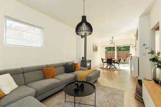 <p><span>Prachtig gerenoveerde halfopen bebouwing met tuin en garage </span></p><p><span>Ben je op zoek naar een instapklare woning waar stijl, ruimte en modern comfort naadloos samenkomen? Deze karaktervolle halfopen bebouwing aan de Waterstraat 37 in Ekeren werd in 2025 van A tot Z volledig gerenoveerd met oog voor kwaliteit. Je hoeft hier enkel nog je verhuisdozen uit te pakken!</span></p><p><span>De highlights:</span></p><ul><li><span>Totaalrenovatie van 2025:</span><span> Volledig instapklaar, modern afgewerkt en zorgeloos wonen.</span></li><li><span>Lichtrijke leefruimte:</span><span> Grote, sfeervolle woonkamer met een overvloed aan daglicht.</span></li><li><span>Prachtige open keuken:</span><span> Luxe afgewerkt met kookeiland en voorzien van alle ingebouwde toestellen.</span></li><li><span>Praktische extra's:</span><span> Inclusief private garage, kelder en een fijne tuin .</span></li></ul><p><span>Indeling en afwerking:</span><span> Gelijkvloers kom je binnen in de inkomhal die leidt naar de royale leefruimte. Blikvanger van de woning is de kwalitatieve, open keuken met keukeneiland volledig uitgerust met alle eigentijdse ingebouwde toestellen. Hier kook je in direct contact met je gasten en geniet je dankzij de grote raampartijen van een prachtige lichtinval. Aansluitend stap je zo de tuin in om te ontspannen. Je wagen parkeer je gemakkelijk en veilig in de eigen garage.</span></p><p><span>Op de eerste verdieping bevindt zich een royale eerste slaapkamer, een handige aparte dressing én een ingerichte bureauruimte ideaal voor thuiswerk. De tweede verdieping herbergt nog een tweede grote slaapkamer en een uiterst praktische, aparte wasruimte.</span></p><p><span>Over de buurt:</span><span> De Waterstraat is uitstekend gelegen in Ekeren: een rustige, aangename omgeving met alles dichtbij. Winkels, scholen, openbaar vervoer en gezellige buurtvoorzieningen liggen op wandelafstand, met tevens een snelle verbinding naar de Antwerpse Ring.</span></p><p><span>Interesse in een bezoek aan deze parel? Neem vandaag nog contact met ons op via 03/646.66.55 of lynn@sinjoor.be!</span></p>