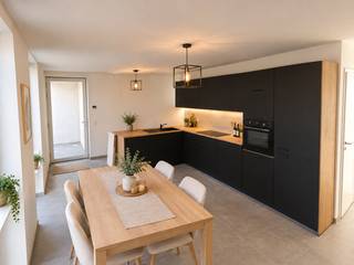 In de dorpskern van Outrijve (Avelgem), langs een vlot bereikbare doorgangsweg, bevindt zich deze ruime nieuwbouwwoning, onderdeel van een kleinschalig project van slechts 5 woningen.<br /><br />De woning is volledig instapklaar en reeds volledig geschilderd. Ze beschikt over een volledig ingerichte en gebruiksvriendelijke keuken, lichtrijke leefruimte, 5 slaapkamers, 1 badkamer (bad, douche en dubbel lavabomeubel) en 2 toiletten (GLV en +1) . Een extra berging naast de keuken zorgt voor een praktische optimalisatie van de bestaande ruimtes. De mezzanine/overloop biedt een mooie extra ruimte, ideaal als thuiskantoor of studeerplek.<br /><br />Ook energetisch is de woning helemaal mee: gunstig EPC, warmtepomp, vloerverwarming, ventilatiesysteem type D en asbestvrij. Achteraan bevindt zich een onderhoudsvriendelijke tuin, met private parking en een aparte fietsenberging.<br /><br />Een ideale combinatie van ruimte, hedendaags comfort en energiezuinig wonen, zonder renovatiewerken.<br />Combinatie wonen en werken is uiteraard mogelijk. <br /><br />Verkoop onder het BTW-stelsel van 21%. <br /><br />Belangrijk bij de foto's: de afgebeelde meubels en decoratie zijn AI-gegenereerde inrichtingssuggesties om de mogelijkheden van de ruimtes te illustreren. De bestaande structuur, indeling en architectuur van de woning werden door AI niet gewijzigd. Voor inlichtingen en bezoek: contacteer Matthias via matthias@albert.immo