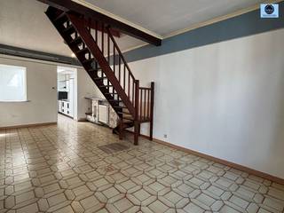 <p><span>WONING MET 4 KAMERS</span></p><p><span>Richtprijs : 175.000 euro</span></p><p><span> </span></p><p><span>Deze woning is gelegen in het stadscentrum van Geraardsbergen, nabij scholen, winkel, horeca en openbaar vervoer.</span></p><p><span> </span></p><p><span>Beneden is er een leefruimte, keuken en de badkamer voorzien van toilet, douche en lavabo.</span></p><p><span> </span></p><p><span>Kelder en koer aanwezig.</span></p><p><span> </span></p><p><span>Op de 1ste en 2de verdieping zijn er telkens 2 kamers aanwezig.</span></p><p><span> </span></p><p><span>De woning beschikt over een geïsoleerd dak en muren, vernieuwde ramen in pvc met deels 3-dubbel en deels hoogrendementsbeglazing</span></p><p><span>en beschikt over centrale verwarming op aardgas.</span></p><p><span> </span></p><p><span>TROEVEN : </span></p><p><span> - Elektrische keuring conform AREI</span></p><p><span> - Epc B --> geen renovatieverplichting</span></p><p><span> - Conformiteitsattest voor verhuring</span></p><p><span> - Asbestveilig</span></p><p><span> </span></p><p><span>Ideale investeringsproject of starterswoning!!!</span></p><p><span> </span></p><p><span>Voor info of bezoek bel Dylan 0489/54.69.99 of mail naar <span>dylan@svena.be</span></span></p><p><span> </span></p><p><span>Deze gegevens zijn louter informatief en wij kunnen niet aansprakelijk gesteld worden voor eventuele onjuistheden.</span></p><p><span>De bewoonbare oppervlakte is slechts indicatief.</span></p><p><span> </span></p><p><span> </span></p>