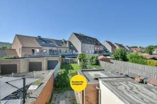 Deze te renoveren rijwoning is rustig gelegen in Blankenberge en biedt tal van mogelijkheden voor wie op zoek is naar ruimte en potentieel. De woning bevindt zich op een perceel van 226 m² en beschikt over een bewoonbare oppervlakte van ca. 147 m². Dankzij de brede garage en diepe tuin is dit pand ideaal voor wie wonen en praktische bergruimte wil combineren.<br /><br />Op het gelijkvloers bevindt zich een inkomhal met toegang tot een berging, badkamer en een ruime garage die rechtstreeks uitgeeft op de tuin. De eerste verdieping omvat een woonkamer met gaskachel, een aparte keuken en een volwaardige slaapkamer. Achteraan geniet u van een onderhoudsvriendelijke tuin met terras en een bijgebouw, voorzien van raamopeningen en aansluitingen voor water en elektriciteit.<br /><br />De woning is uitgerust met deels dubbele en deels enkele beglazing, een plat dak en verwarming op gas. Elektriciteit is niet conform en het EPC-label F (625 kWh/m²) duidt op een renovatieplicht, wat interessante kansen biedt voor wie deze woning volledig naar eigen smaak wil moderniseren.<br /><br />Een eigendom met veel volume, een sterke basis en een uitstekende ligging nabij het centrum en de kust. Ideaal als renovatieproject of investering.<br /><br />Neem voorsprong met een vrijblijvende en gratis schatting van uw eigendom via:<br />http://www.residentievastgoed.be/gratisonlineschatten