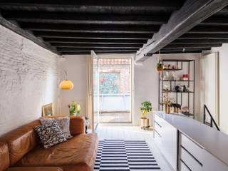 <strong>Centrum Gent, karaktervolle woning waar authenticiteit en hedendaagse ruimtelijkheid en architectuur elkaar ontmoeten.</strong><br /> <br /><em>Voor meer informatie, mail naar </em><em><u>info@carloeggermont.be</u></em><br /><em> </em><br />Deze compacte woning met 1 slaapkamer en mezanine is gelegen op één van de meest gegeerde locaties in Gent, namelijk het historisch centrum tussen de Lievekaai en het Prinsenhof .<br /> <br />De authentieke balkenstructuur werd behouden en gecombineerd met doordachte architectuur en ruimtelijkheid wat absoluut resulteert in een unieke woonst. Ideaal voor wie op zoek is naar een one of a kind woning.<br /><br />De inkomhal is een karaktervolle open ruimte met plaats voor een eettafel, bureauruimte en geeft via een dubbele ‘spiegel’deur toegang tot de ingerichte keuken.<br /><br />De doordachte trap met bijzonder veel op maat gemaakte bergruimte brengt ons naar het eerste verdiep waar we de leefruimte vinden. Deze geeft ook toegang naar buiten.<br /><br />Vervolgens brengt een archticturale spiltrap ons naar de bovenste verdieping waar we een ruime slaapkamer vinden die als extra voorzien is van een mezzanine met plaats voor een tweede bed.<br /><br />De badkamer voorzien van toilet, wastafel en ruimte inloopdouche bevindt zich op het gelijkvloers.<br /> <br />De woning vraagt hier en daar nog wat opfrissingswerken maar is perfect instapklaar en is reeds voorzien van zonnepanelen.<br /> <br /><strong>Kortom, een unieke opportuniteit voor wie op zoek is naar een woning of pied-à-terre in het historisch centrum van Gent. </strong>