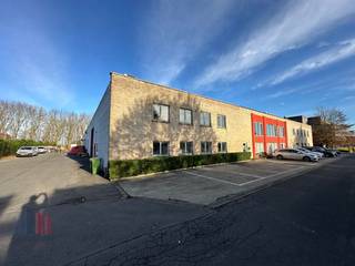 Uitstekend gelegen bedrijfsgebouw te huur in Kortrijk (Marke), op een strategische locatie vlak bij de R8 (Ring rond Kortrijk).Dit multifunctionele...