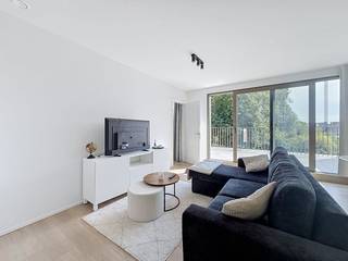 Dit recent en gezellig 1-slaapkamer-appartement gaat op zoek naar zijn nieuwe bewoners! Dit appartement beschikt over een gezellige leefruimte, bijzonder ruim terras en heeft een gunstig EPC.<br /><br />Indeling: <br />- inkom met gastentoilet en praktische berging<br />- lichtrijke leefruimte <br />- open keuken<br />- slaapkamer <br />- badkamer met douche, lavabo en handdoekradiator<br />- zuid-gericht terras <br /><br />Algemeen:<br />- ondergrondse autostaanplaats inbegrepen<br />- gemeenschappelijke tuin<br />- zonnepanelen aanwezig<br />- bijzonder ruim terras<br />- lichtrijk<br />- centrale ligging<br /><br />Heeft u interesse? Vraag snel uw bezoek aan via www.dewaele.com!