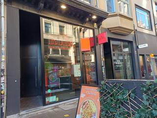 Deze handelsgelijkvloers van +/- 177m² met kelder en binnenkoer van +/- 60m² is gelegen in de gekende Kammenstraat, vlakbij "Shoe Class", "Vans", "Pepe Jeans", "Adidas", "Weekday", "ARTE" e.a.<br />Overname te bespreken.