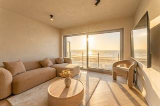 Op een absolute toplocatie aan de Zeedijk van Blankenberge bevindt zich dit uitzonderlijk stijlvolle appartement, dat in 2026 een totaalrenovatie onderging. Bij de renovatie werd gekozen voor hoogwaardige materialen en een verfijnde afwerking wat resulteert in een instapklaar appartement met een luxueuze uitstraling.<br /><br />Gelegen op de 4de verdieping geniet u dankzij de glazen balustrades van een panoramisch zeezicht en een maximale lichtinval in de leefruimte. De stijlvolle woonkamer sluit aan op de volledig uitgeruste open keuken, voorzien van alle comfort, waaronder een Quooker-kraan, een wijnkoelkast en kwalitatieve inbouwtoestellen.<br /><br />Doorheen het volledige appartement werd een elegant visgraatparket geplaatst, terwijl de muren werden afgewerkt met een exclusieve schildertechniek. Daarnaast werd het appartement uitgerust met een geïntegreerd SONOS-surroundsysteem, waardoor u in elke ruimte geniet van een optimale geluidservaring.<br /><br />Verder beschikt het appartement over een praktische berging met aansluiting voor een wasmachine en droogkast. Aan de achterzijde bevinden zich twee volwaardige slaapkamers, die beide toegang geven tot het achterliggende balkon waar ook extra berging is voorzien.<br /><br />Ook de residentie zelf verkeert in uitstekende staat. De voorbije jaren werden alle belangrijke gemeenschappelijke investeringen reeds uitgevoerd, waaronder een nieuwe lift, de vernieuwing van de gevel en recente dakwerken. Hierdoor geniet u niet alleen van een luxueus appartement, maar ook van een zorgeloze investering.<br /><br />Bent u op zoek naar een exclusief afgewerkt appartement met een unieke ligging aan zee, waar luxe, comfort en kwaliteit samenkomen? Dan is dit uitzonderlijke pand zonder twijfel een bezoek waard.<br /><br />