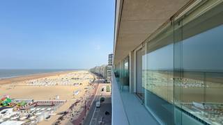 Appartement met frontaal zeezicht op de Zeedijk in het Zoute...Op een absolute toplocatie, vlakbij het Albertplein, bevindt zich dit stijlvol...