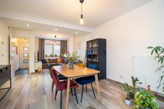 BEZOEKMOMENT ENKEL OP AFSPRAAK OP 18/12 TUSSEN 16U & 18UOntdek deze instapklare en charmante woning in het hart van Hamme, waar comfort, ruimte en...