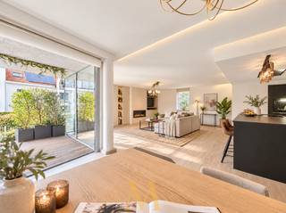 Dit verzorgd hoekappartement combineert een ruime indeling met veel natuurlijke lichtinval en een aangename buitenruimte. Door de hoekligging en de verschillende raampartijen krijgt het appartement een open gevoel en is er doorheen de dag veel daglicht aanwezig.<br /><br />Via de inkomhal met vide kom je binnen in de ruime leefruimte. De zithoek en eetplaats vormen samen één mooi geheel, met de bio-ethanolhaard als gezellige aanvulling. Aansluitend bevindt zich de open keuken met centraal kookeiland. Deze is volledig uitgerust met onder andere twee koelkasten, een diepvriezer, vaatwasser, stoomoven, microgolfoven en warmhoudlade. Er is bovendien voldoende werk- en opbergruimte.<br /><br />Het appartement beschikt over twee volwaardige slaapkamers, beide voorzien van ingemaakte kasten. De badkamer is praktisch ingericht met een ruime inloopdouche. Daarnaast is er een afzonderlijke berging/wasruimte, waardoor wasmachine, droogkast en extra voorraad netjes uit het zicht kunnen worden opgeborgen.<br /><br />Een belangrijk pluspunt is de buitenruimte. Vanuit de leefruimte heb je toegang tot het overdekte terras van 12 m², dat aansluit op de privatieve en onderhoudsvriendelijke tuin. Daarnaast is er nog een tweede terras van 21 m², met voldoende ruimte voor een eettafel, loungehoek of beide. Zo kan je zowel binnen als buiten comfortabel genieten.<br /><br />Daarnaast zijn twee ondergrondse autostaanplaatsen inbegrepen in de prijs.<br /><br />TROEVEN:
<ul>
<li>EPC-label B</li>
<li>Conforme elektrische installatie</li>
<li>Gunstige ligging nabij winkels, scholen en openbaar vervoer</li>
</ul>
<br />Interesse in een bezoek?<br />Neem contact op via 0498 44 78 00 of info@maximevanneste.be.