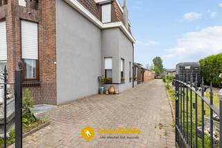 <strong>Woning met 4 garages, schuur en veel opslagruimte te koop in Wachtebeke – ideaal voor zelfstandige of investeerder!</strong><br /><br />Gelegen in de Ramonshoek 76 te Wachtebeke, vindt u deze woning met twee slaapkamers, meerdere garages, een ruime schuur en een perceel van 728 m². Deze eigendom biedt tal van mogelijkheden en is ideaal voor wie op zoek is naar veel opslagruimte of voor een zelfstandige activiteit aan huis.<br /><br /><strong>Troeven:</strong><br />- Grondoppervlakte van 728 m²<br />- 2 volwaardige slaapkamers<br />- 1 dubbele garage en 2 afzonderlijke garages<br />- Extra garage (lage poorthoogte) geschikt als berging/opslagruimte<br />- Ruime schuur van 89 m² – ideaal als atelier of extra opslag<br />- Ideaal voor zelfstandigen of hobby met ruimtebehoefte<br /><br /><strong>Indeling:</strong><br />De woning beschikt over een inkomhal, leefruimte, keuken, badkamer, twee slaapkamers en een kelderruimte. Buiten bevinden zich een dubbele garage, twee aparte garages, een extra lage garage die perfect als berging kan worden benut, en een grote schuur van 89 m².<br /><br />De ruime buitenruimte en de verschillende bijgebouwen maken dit pand bijzonder geschikt voor wie veel opslagruimte nodig heeft, zoals zelfstandigen, hobbyisten of verzamelaars.<br /><br />Let op: door de EPC F-score is renovatie verplicht na aankoop.<br /><br />Contacteer ons via 0492 97 47 00 of mail naar nathalie@immomamo.be om uw afspraak in te plannen.