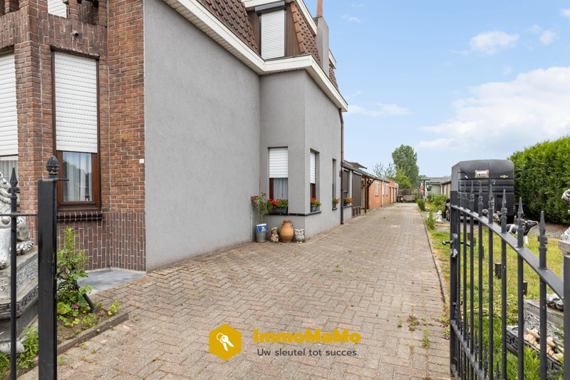 WONING MET 4 GARAGES & GROTE OPSLAGRUIMTE/HANGAAR IN WACHTEBEKE (LOCHRISTI) - foto 2