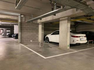 Staanplaats P117 met parkeerbeugel in de kelderverdieping van residentie Leiemeersen II.