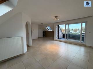 MODERN APPARTEMENT IN CENTRUM VAN NINOVERichtprijs: 225.000 euro Dit appartement is gelegen in een kleinschalige residentie nabij winkels, scholen,...