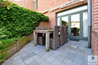 Deze instapklare gezinswoning met opvallend veel lichtinval bevat 3 volwaardige slaapkamers en een onderhoudsvriendelijke tuin.INDELING: inkomhal met...