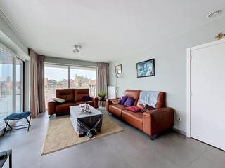 Ruim appartement (103m²) met 2 slaapkamers, staanplaats en terras (11m²) te huur in de Rodestraat te Veurne. Het appartement is ideaal gelegen nabij het station van Veurne en op wandelafstand van winkels.<br /><br />INDELING:<br />> Eerste verdieping:<br />- Inkom met gastentoilet;<br />- Leefruimte (47m²) met open keuken voorzien van elektrische kookplaat, dampkap, frigo, oven, ingebouwde vaatwas en dubbele gootsteen;<br />- Nachthal;<br />- Berging (4,5m²) met aansluiting voor wasmachine;<br />- Slaapkamer 1 (11,46m²);<br />- Slaapkamer 2 (11,06m²);<br />- Badkamer (5m²) met wasmeubel en douche;<br />- Terras (11m²).<br /><br />> Kelderverdieping:<br />- Autostaanplaats;<br />- Gemeenschappelijke fietsenberging.<br /><br />TROEVEN:<br />- TOPlocatie;<br />- Energiezuinig;<br />- Instapklaar.<br /><br />Gemeenschappelijke kosten: + €60/maand<br />Beschikbaar vanaf: 01/10/2026<br /><br /><br />Ben je geïnteresseerd in dit pand te huur in Veurne? Ga naar de website www.dewaele.com, klik op het pand dat je wenst te huren. Via de rode knop "vraag je bezoek aan" vragen we u kort een profiel in te vullen. Daarna nemen we contact op voor een bezoek. Telefonisch kunnen er geen afspraken gemaakt worden.