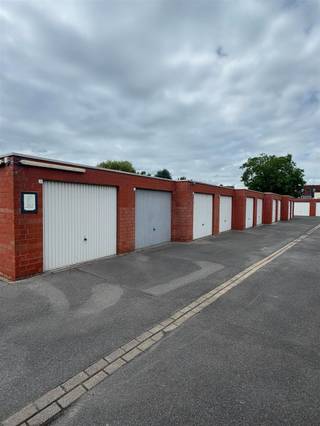 <p>Garagebox te koop!</p><p>Garage te koop in een complex met garages, afgesloten met toegangspoort.</p><p>Voor meer info of een bezoek mail naar info@property-vastgoed.be </p>