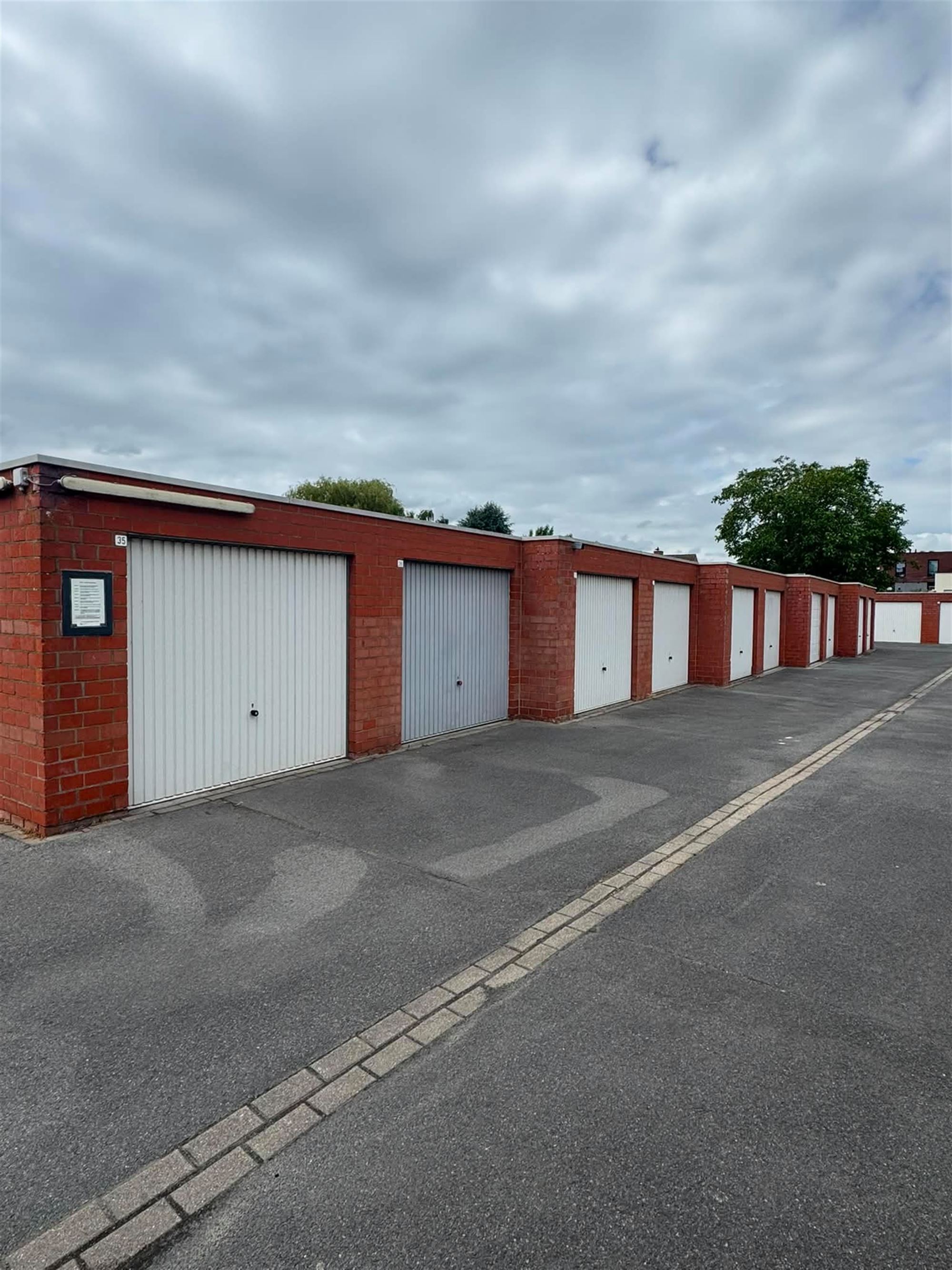Garage box for sale!Garage for sale in a complex with garages, closed with access gate.For more info or a visit mail to info@property-vastgoed.be